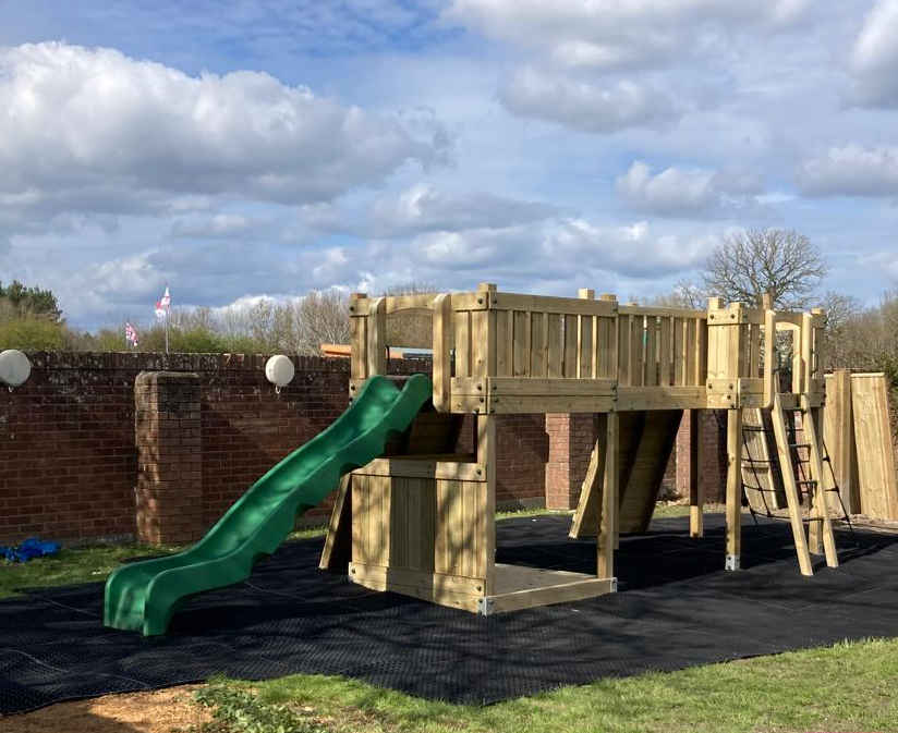 ACTIVE Lodge climbing frame – 2x 1.5 height platforms, with slide, 4 accessories AND INSTALLATION